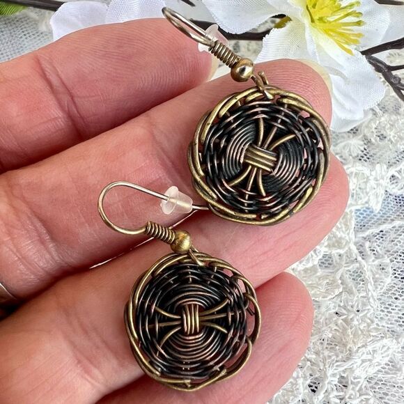 Cute Basketweave Earrings - Picture 5 of 5